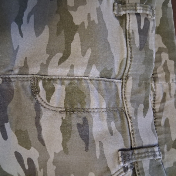Camoflage Stretch Waistband Skinny Jeans. Size Large. - Picture 5 of 6